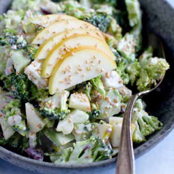 Broccolisalat med sesamdressing