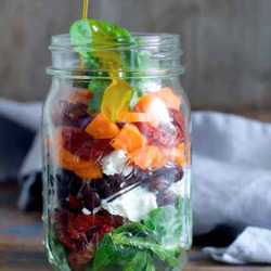 Farverig salat i glas